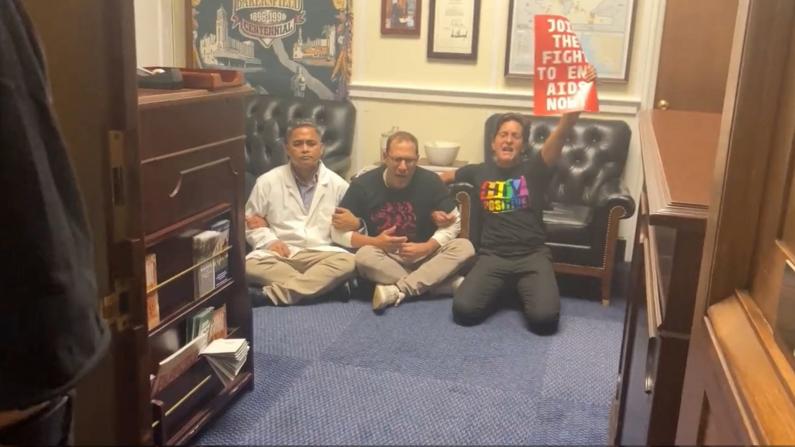 抗议者占领麦卡锡办公室！延期艾滋救援计划