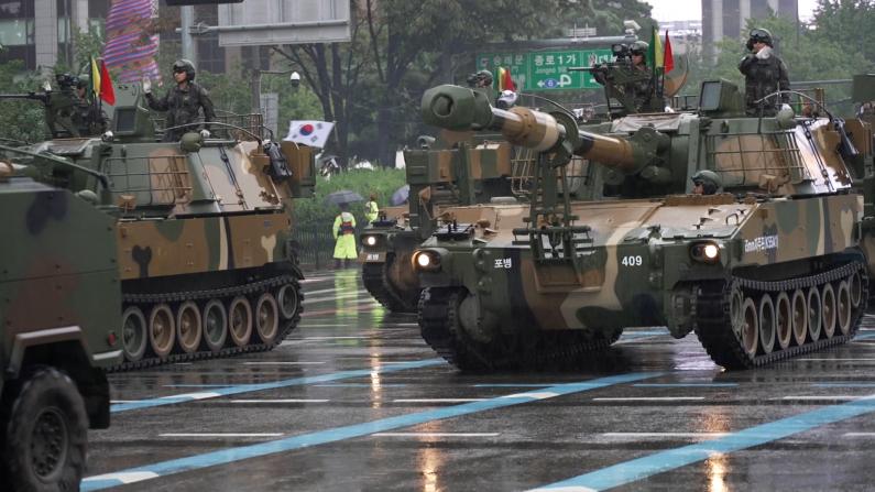 【现场】韩国十年来首次大阅兵 炫耀武力