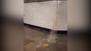 纽约暴雨洪水进入紧急状态 地铁站墙面竟…