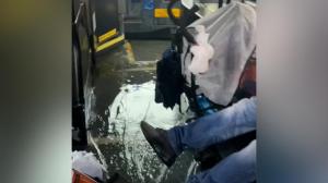 纽约暴雨：积水淹没铁轨公交 垃圾桶四处漂