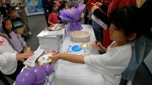 8岁华裔女孩自制绘本 义卖赠书助贫困家庭
