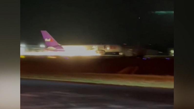FedEx货机故障迫降 田纳西机场惊现这一幕…