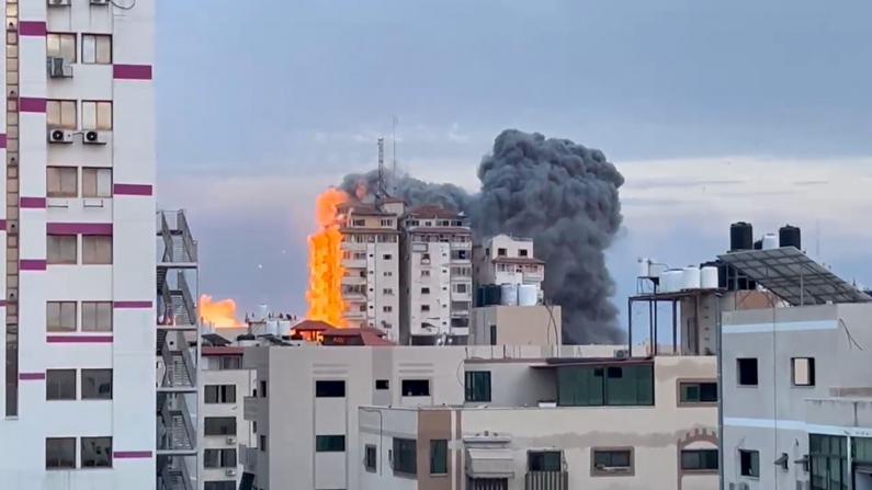 【现场】以军回击 摧毁加沙两栋高楼