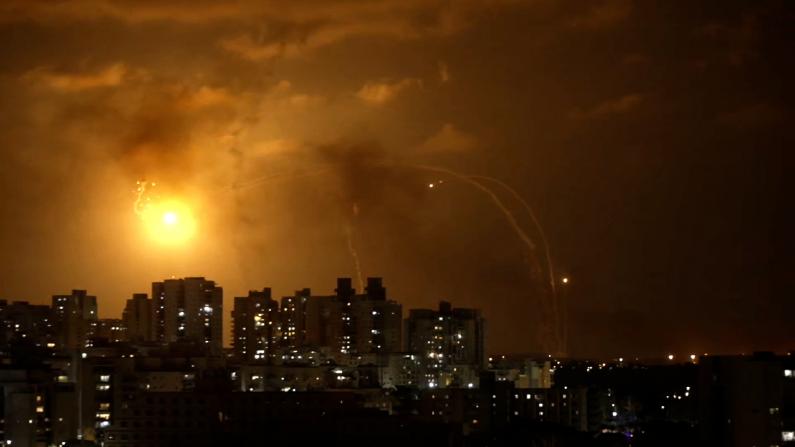 哈马斯报复回击 火箭弹空袭以色列