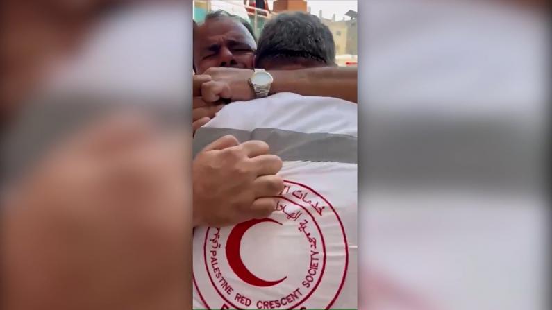 心碎… 救援人员为加沙遇难同事痛哭流泪