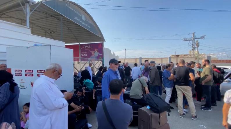 加沙大批撤离人员边境排队 埃及成唯一逃离通道