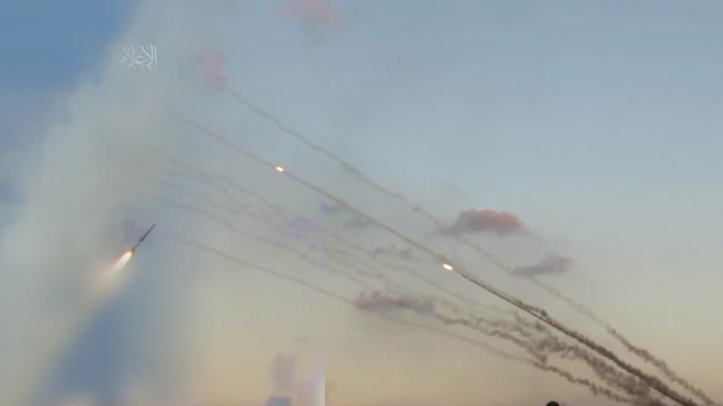 哈马斯再度回击火箭弹 空中轰鸣不停