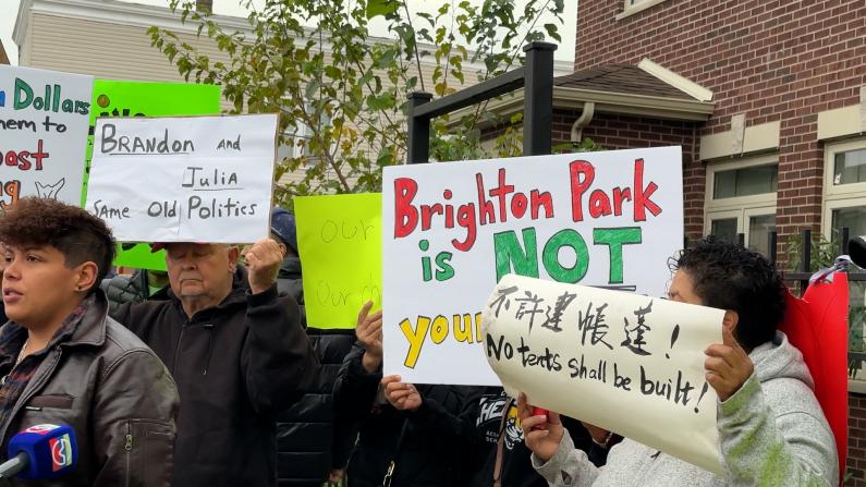 芝加哥华人抗议社区建移民帐篷
