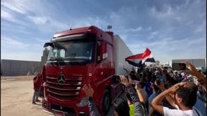 终于！20辆物资卡车驶入加沙 民众跪地祈祷