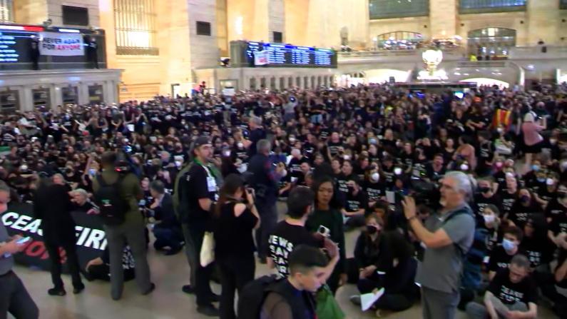 【现场】反战犹太抗议者挤瘫纽约中央车站