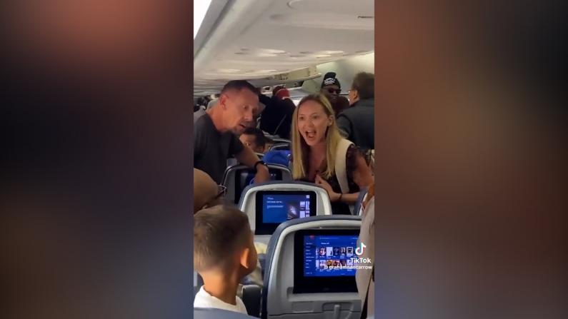 “我有权调椅背！”乘客愤怒咆哮再引网络激辩