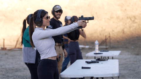 加州犹太美女为自卫 买枪学射击