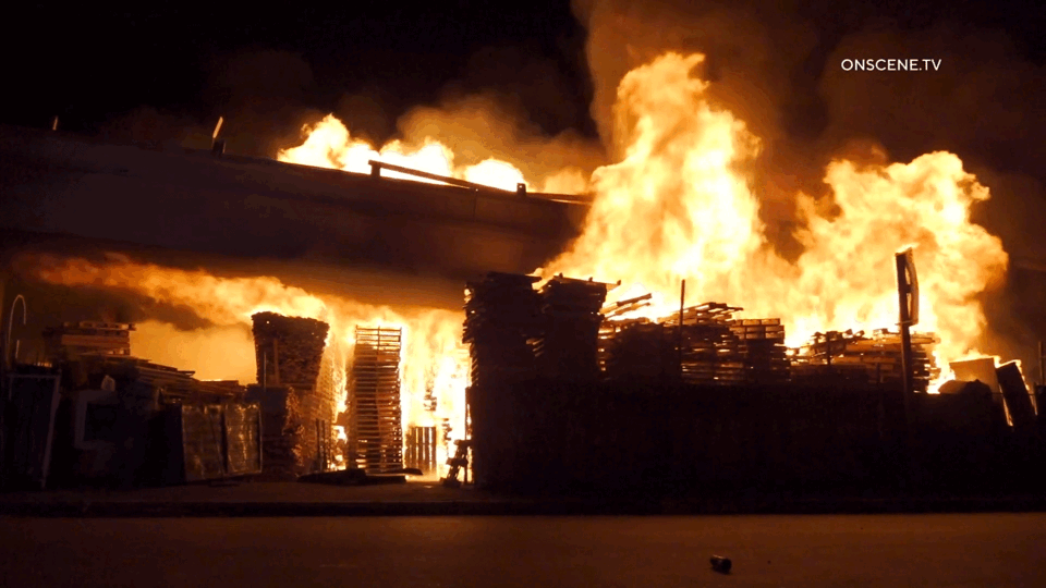 洛杉矶大火 高速桥下6个足球场大的储藏场被烧