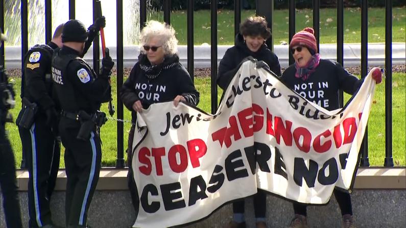 这群犹太老人用铁链锁在白宫前 大喊...