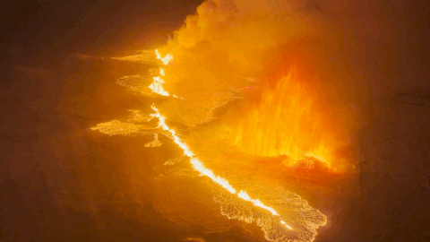冰岛火山爆发震惊画面 地面裂缝数公里