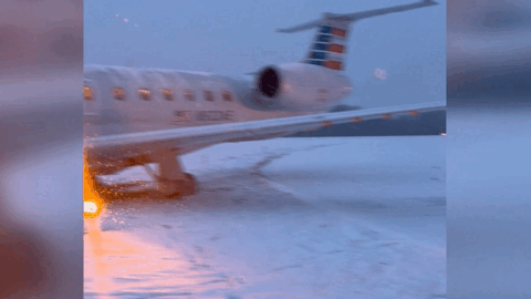 飞机暴雪中纽约着陆 直接滑出了跑道…