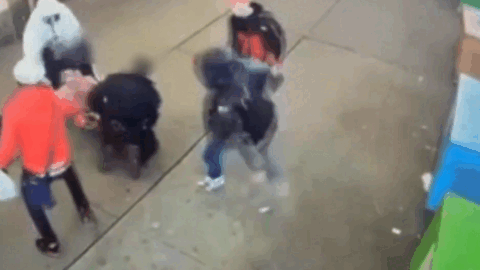 纽约警察在时报广场遭移民群殴 视频曝光