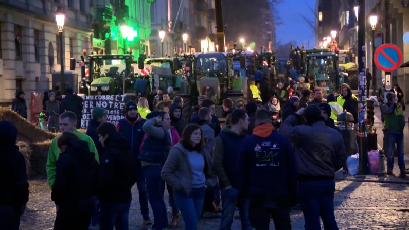 欧洲农民抗议升级 拖拉机包围欧盟峰会