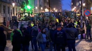 欧洲农民抗议升级 拖拉机包围欧盟峰会