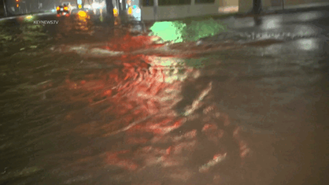 加州遭“威胁生命”洪水袭击 路被淹 房被毁
