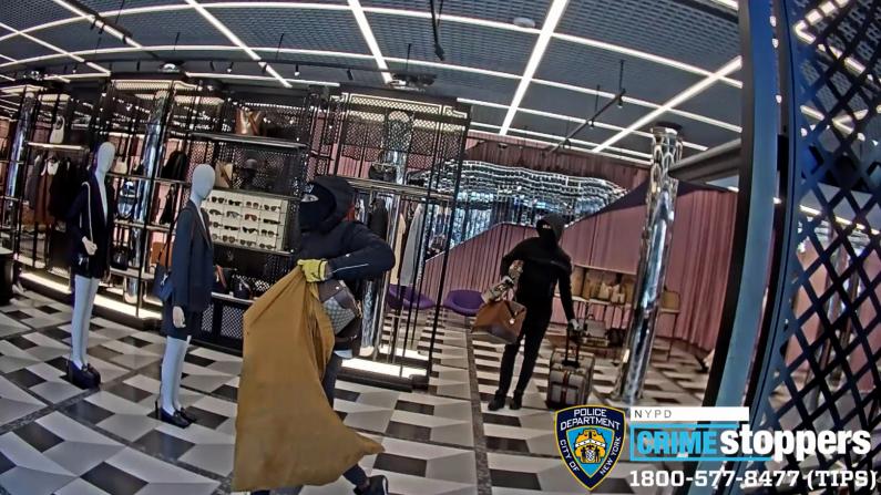 [现场]纽约曼哈顿Gucci店光天化日遭持枪抢劫