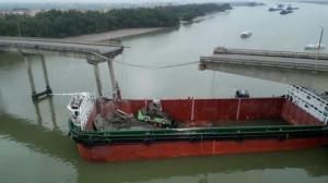广州大桥遭船撞桥面断裂 已致5人死亡