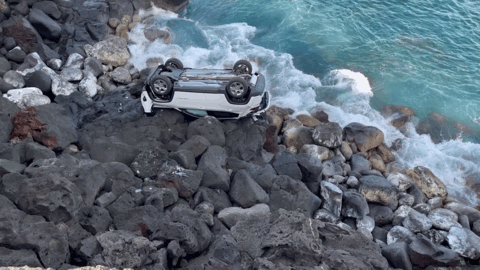 夏威夷再出事！游客驾车坠崖 被成功拖出