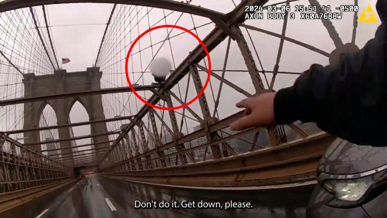 亚裔警官冒险攀登布鲁克林大桥 救下轻生女子