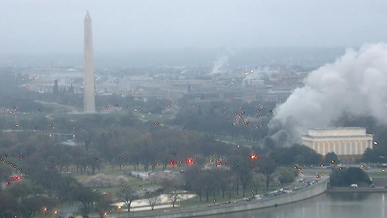 【现场】华盛顿国家广场发生火灾 浓烟滚滚