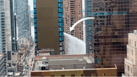 曼哈顿高楼漏水! 水柱从楼内向外喷射...