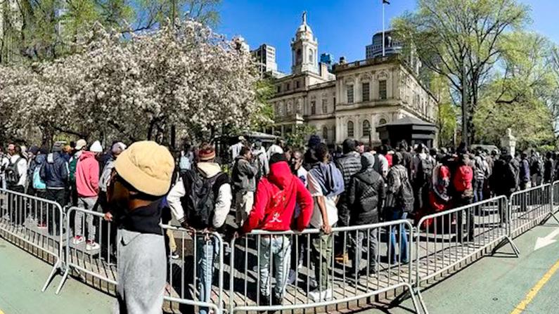上千非裔移民包围纽约市议会 要工卡和改善庇护所