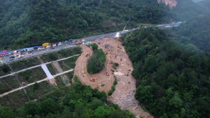 广东梅大高速塌方已致48死 救援将持续