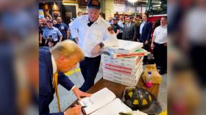 川普为纽约消防队员送披萨 队员喊话:救救我们