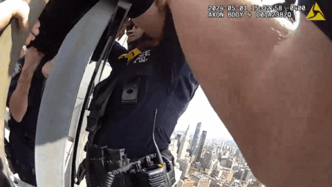 惊险!纽约警方攀越54层楼顶护栏 救下跳楼女子